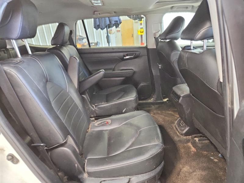 2021 TOYOTA HIGHLANDER XLE 11