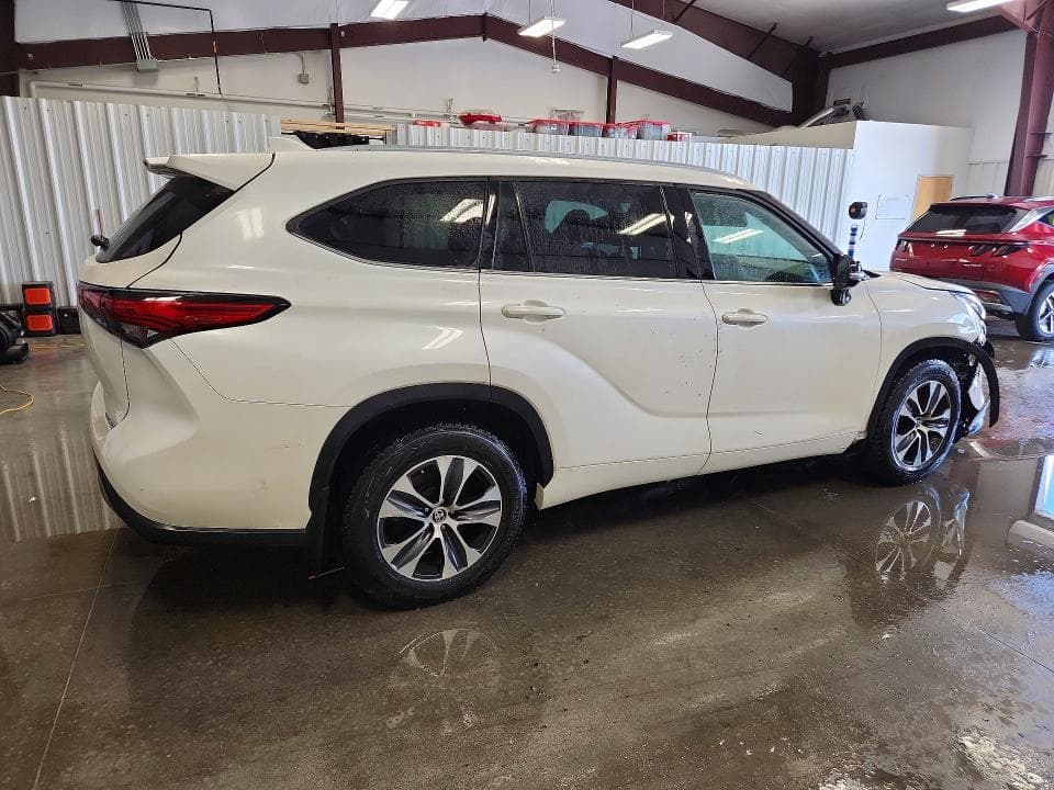 2021 TOYOTA HIGHLANDER XLE 3