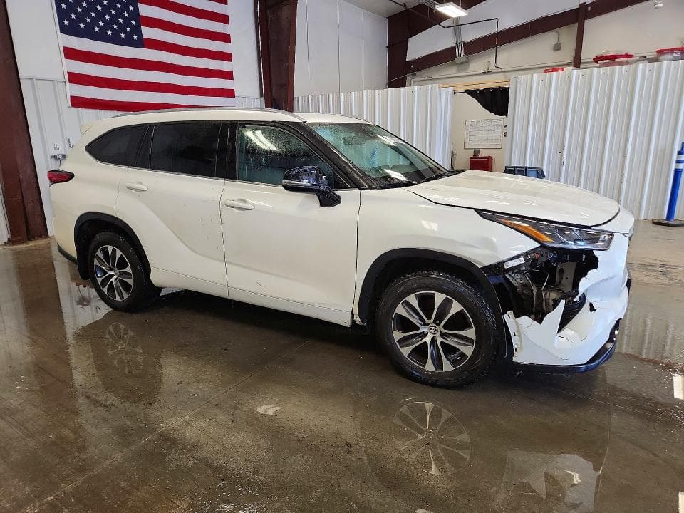 2021 TOYOTA HIGHLANDER XLE 4