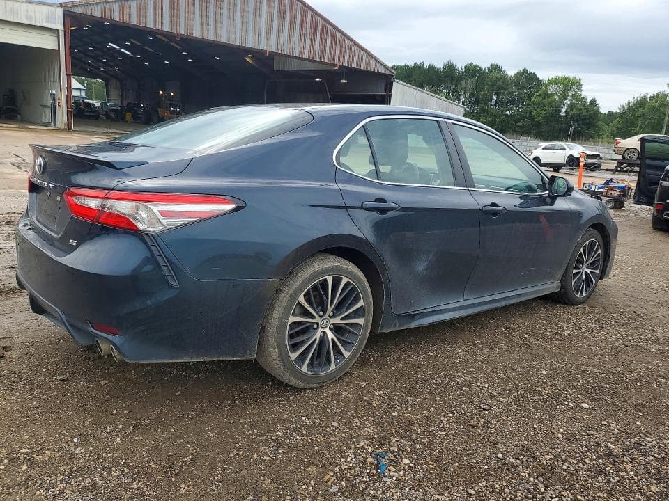 2018 TOYOTA CAMRY SE 3