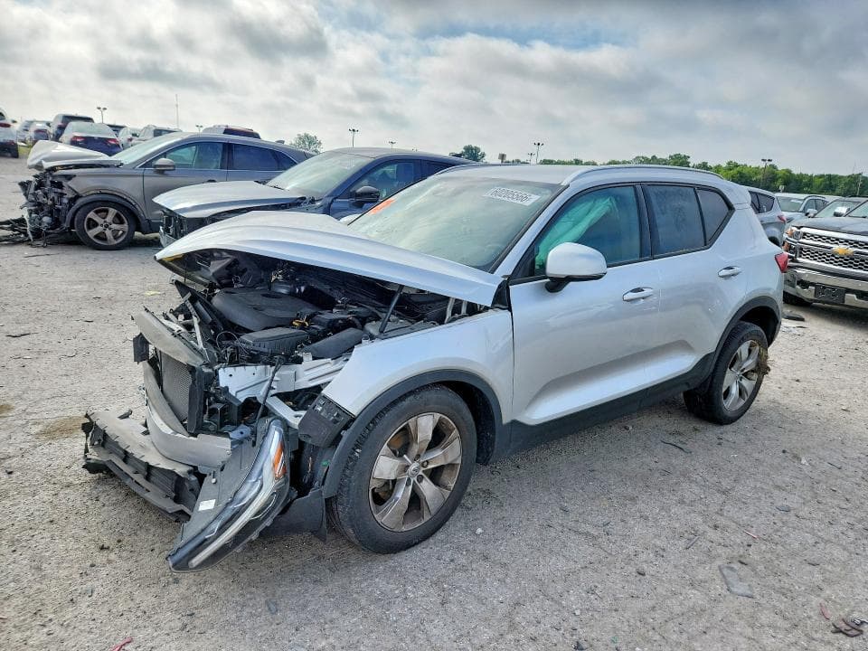 2019 VOLVO XC40 T4 MOMENTUM - 1