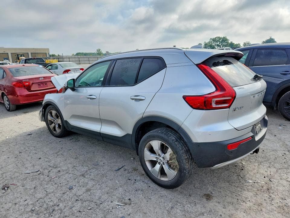 2019 VOLVO XC40 T4 MOMENTUM 2