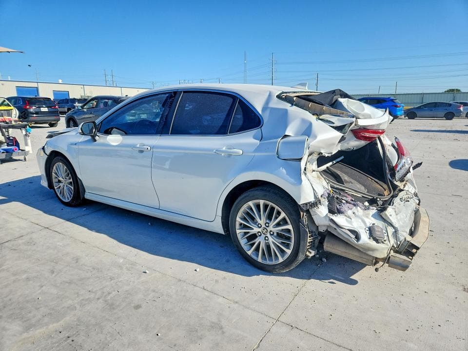 2020 TOYOTA CAMRY XLE 2