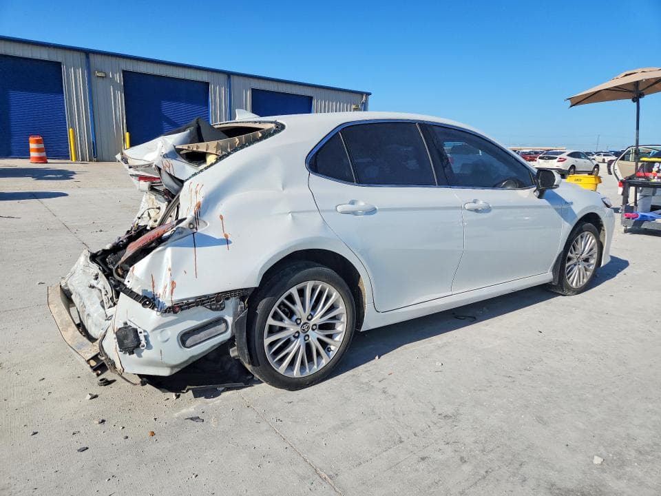 2020 TOYOTA CAMRY XLE 3