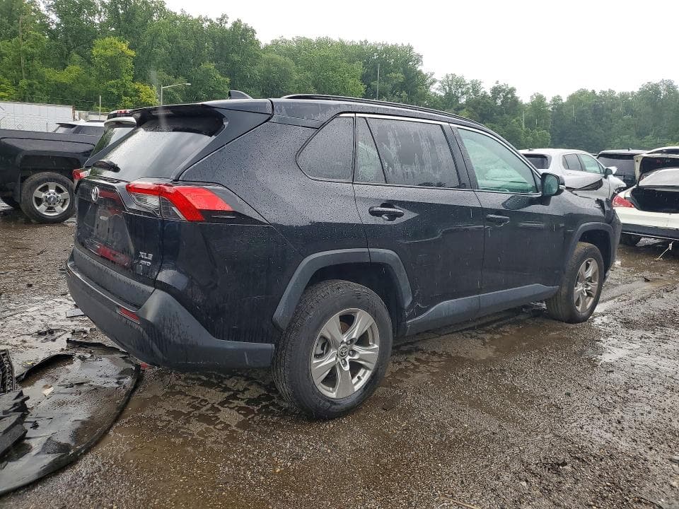 2023 TOYOTA RAV4 XLE 3