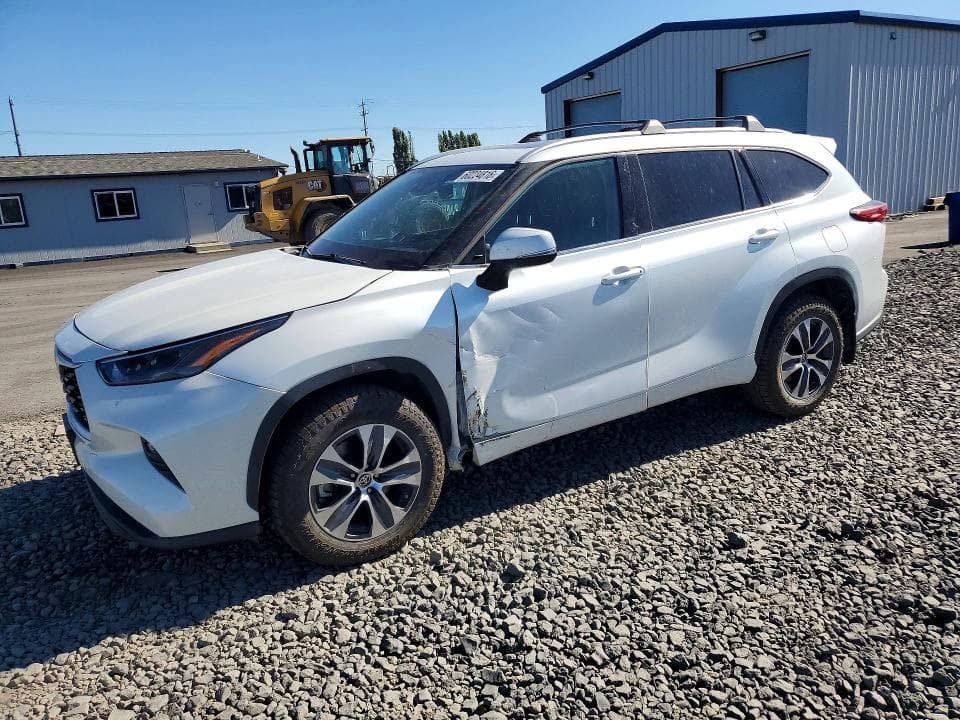 2022 TOYOTA HIGHLANDER XLE 1