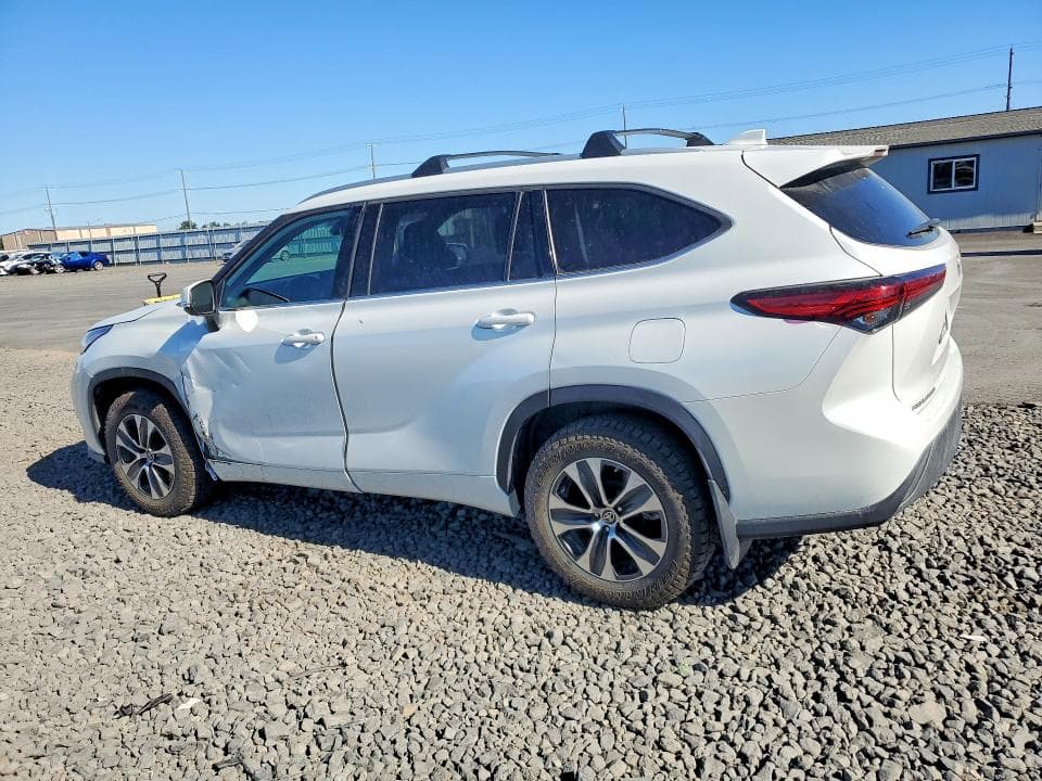 2022 TOYOTA HIGHLANDER XLE 2