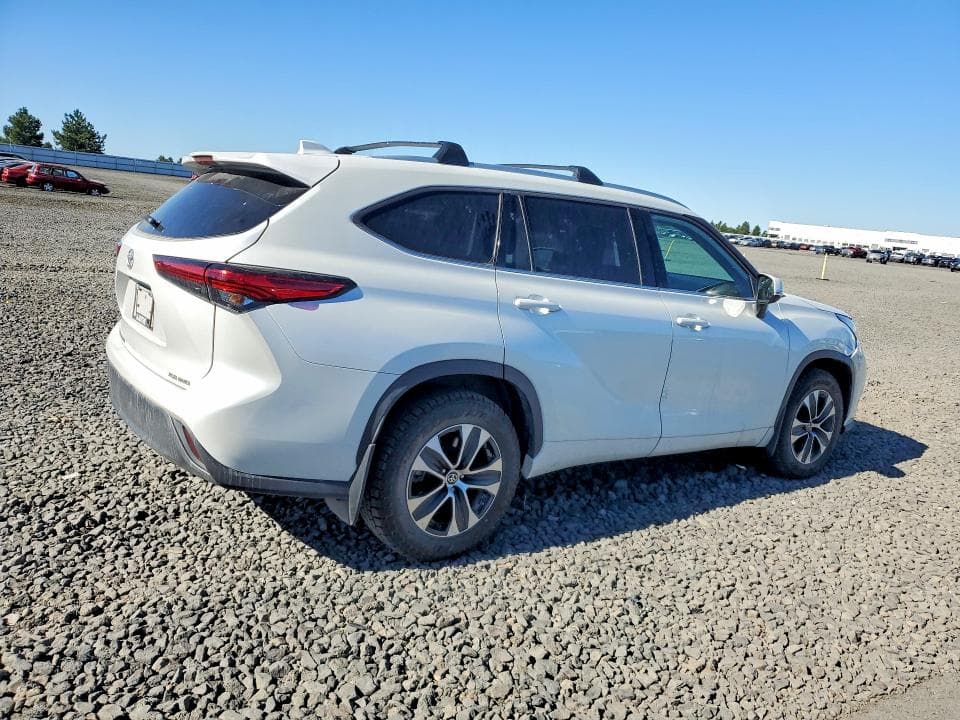 2022 TOYOTA HIGHLANDER XLE 3