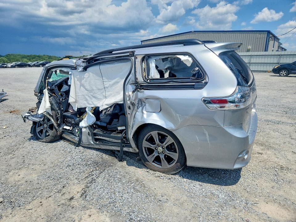 2017 TOYOTA SIENNA SE 2