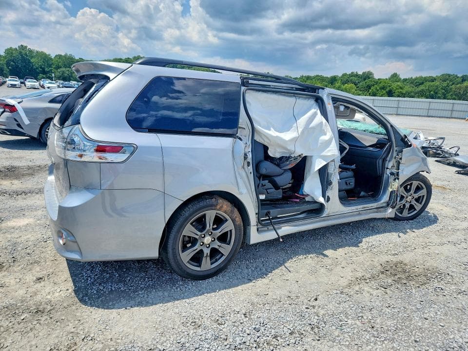 2017 TOYOTA SIENNA SE 3