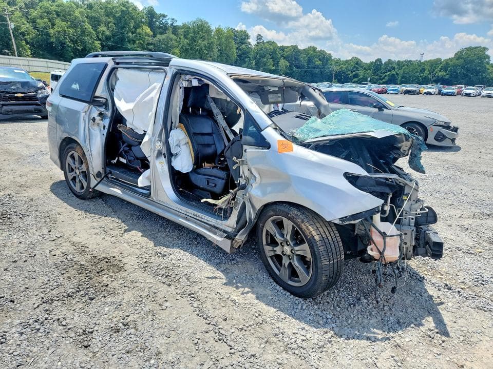 2017 TOYOTA SIENNA SE 4