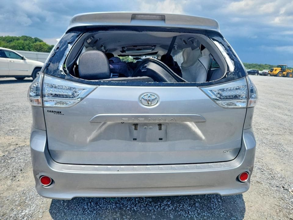 2017 TOYOTA SIENNA SE 6