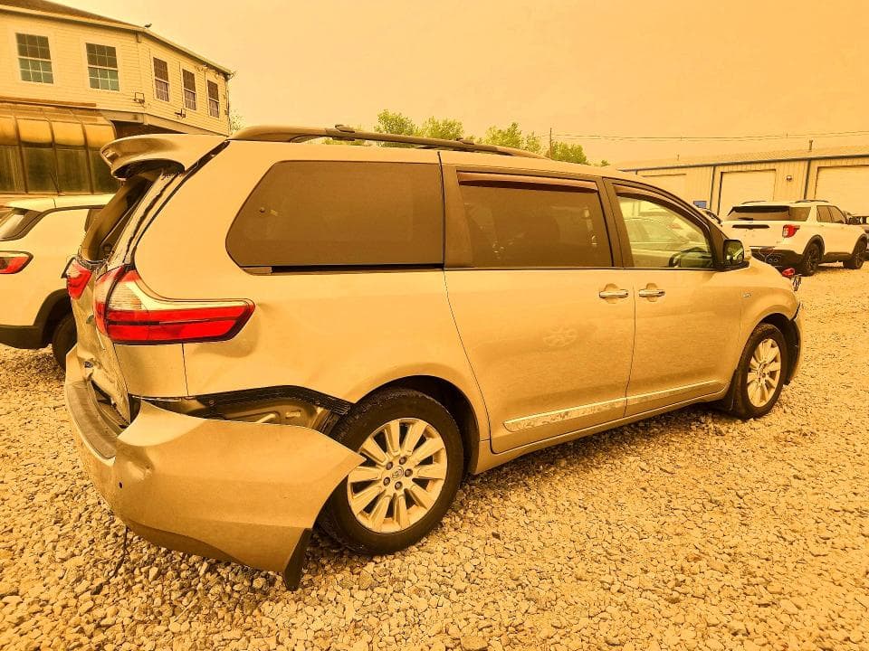 2017 TOYOTA SIENNA LIMITED PREMIUM 7-PASSENGER 3