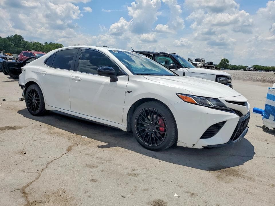 2020 TOYOTA CAMRY SE 4