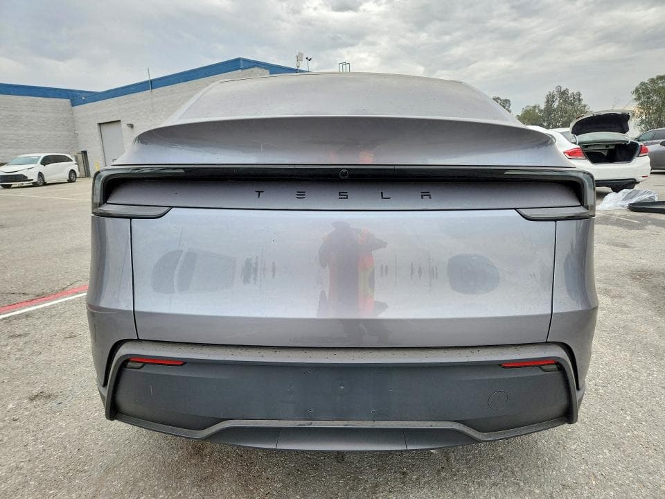 2026 TESLA MODEL Y 6