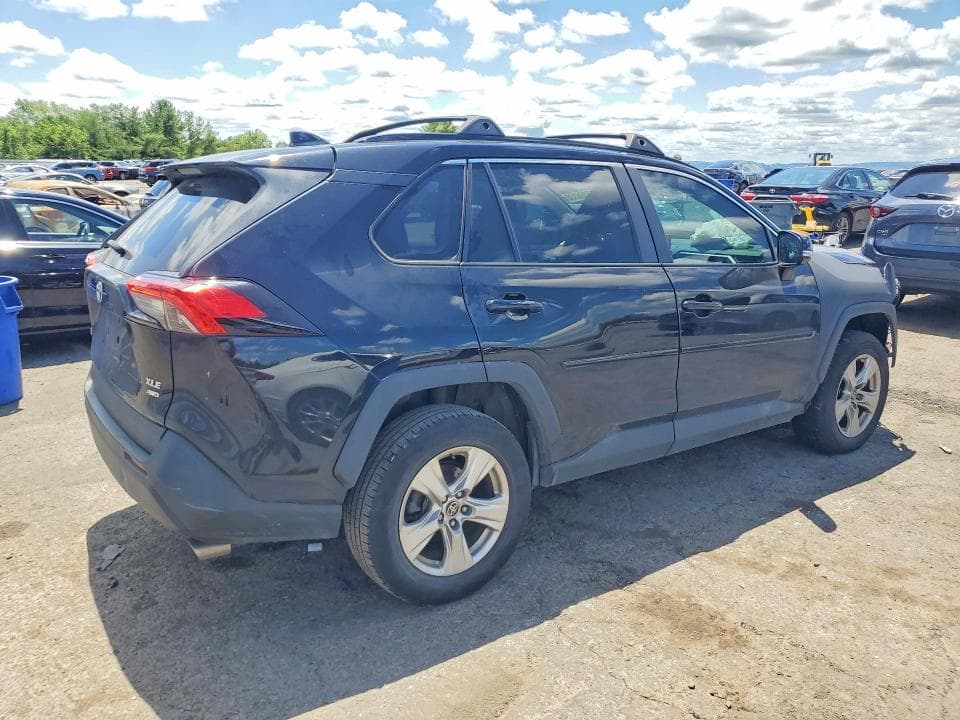 2021 TOYOTA RAV4 XLE 3
