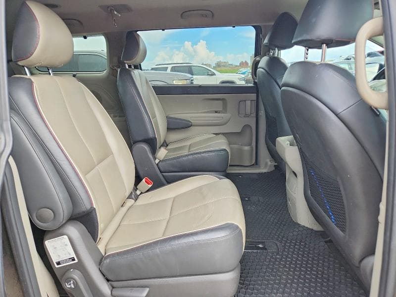 2017 KIA SEDONA LX 11
