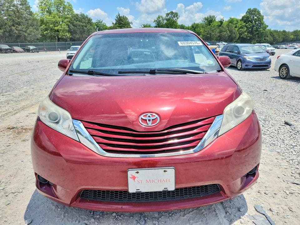 2017 TOYOTA SIENNA LE 5