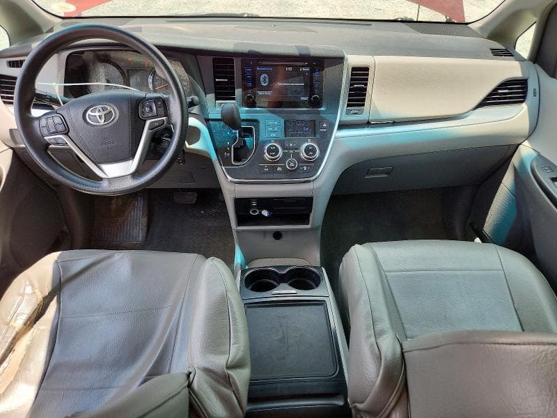 2017 TOYOTA SIENNA LE 8