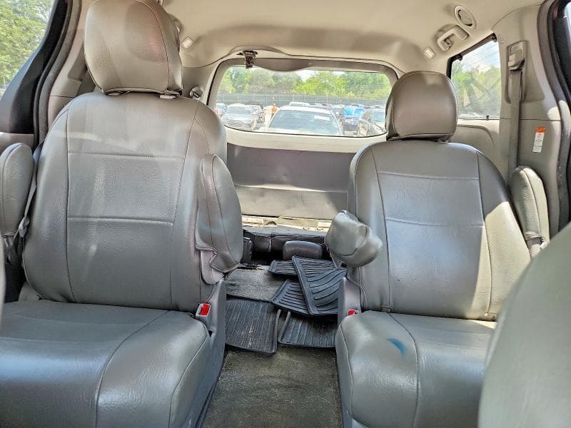 2017 TOYOTA SIENNA LE 10