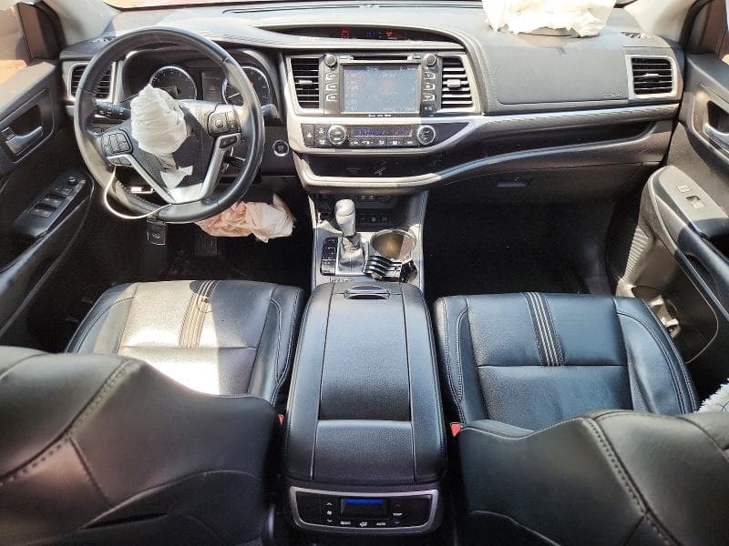 2017 TOYOTA HIGHLANDER SE 8