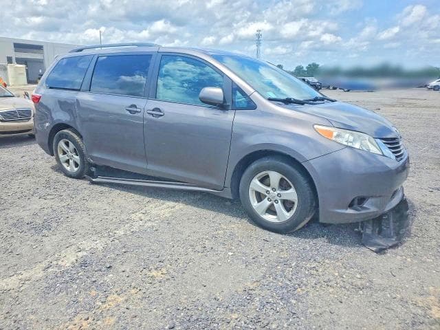 2017 TOYOTA SIENNA LE LE 4