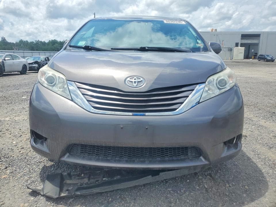 2017 TOYOTA SIENNA LE LE 5