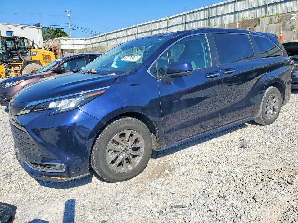 2022 TOYOTA SIENNA XLE - 1