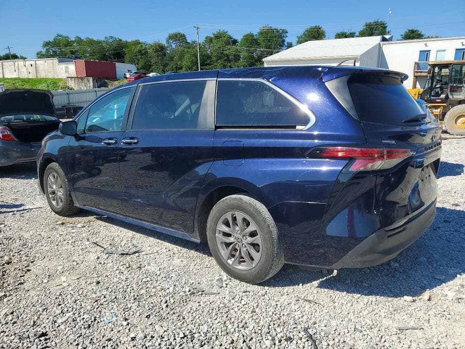 2022 TOYOTA SIENNA XLE 2