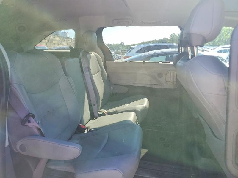 2022 TOYOTA SIENNA XLE 11