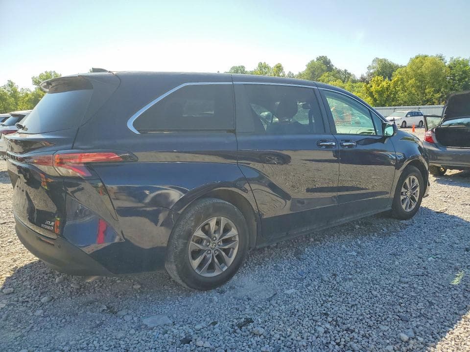 2022 TOYOTA SIENNA XLE 3