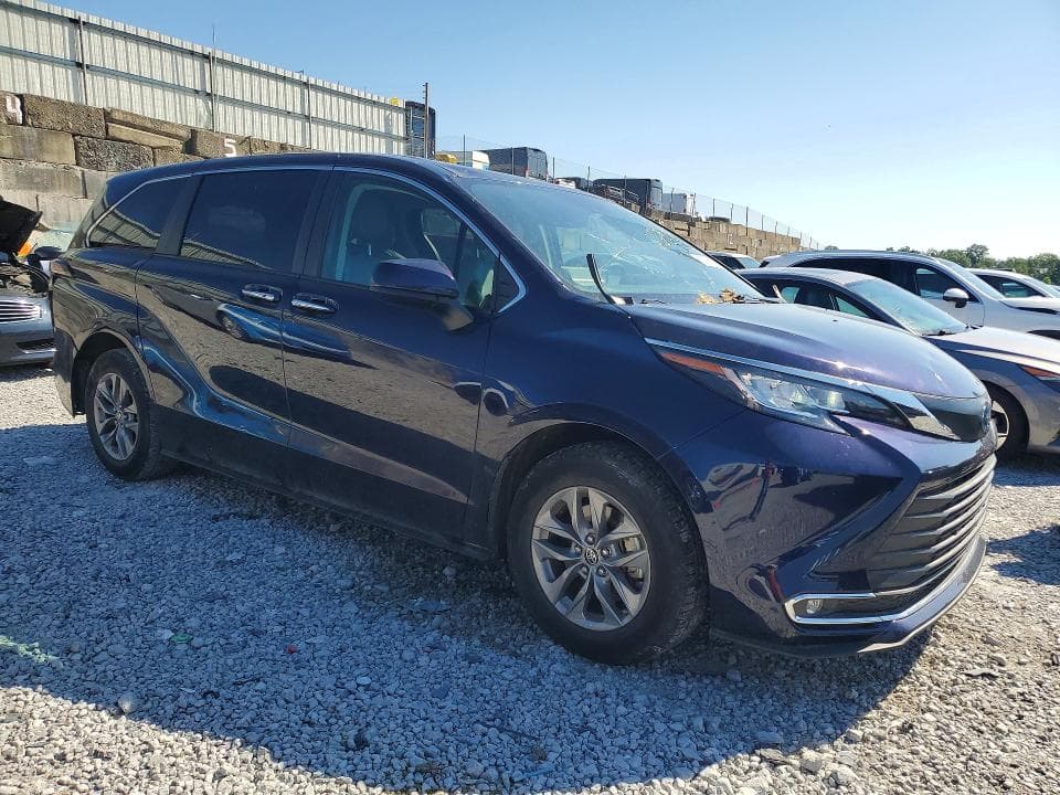 2022 TOYOTA SIENNA XLE 4