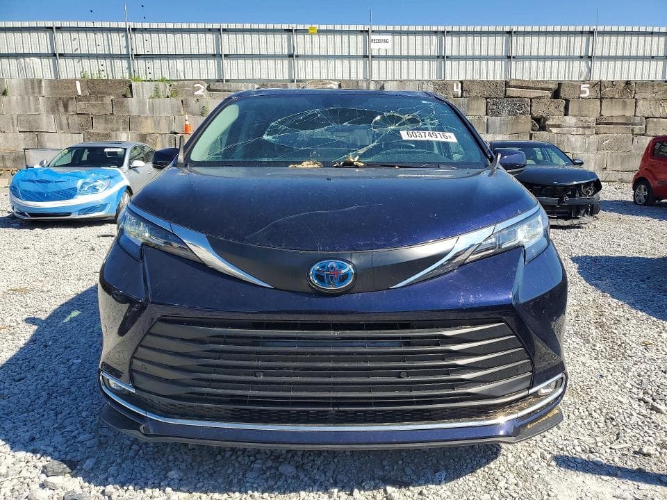 2022 TOYOTA SIENNA XLE 5