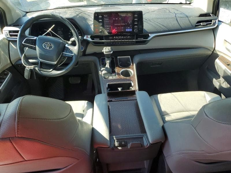 2022 TOYOTA SIENNA XLE 8