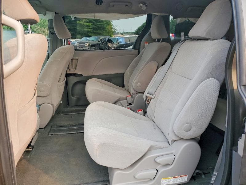 2020 TOYOTA SIENNA LE 11