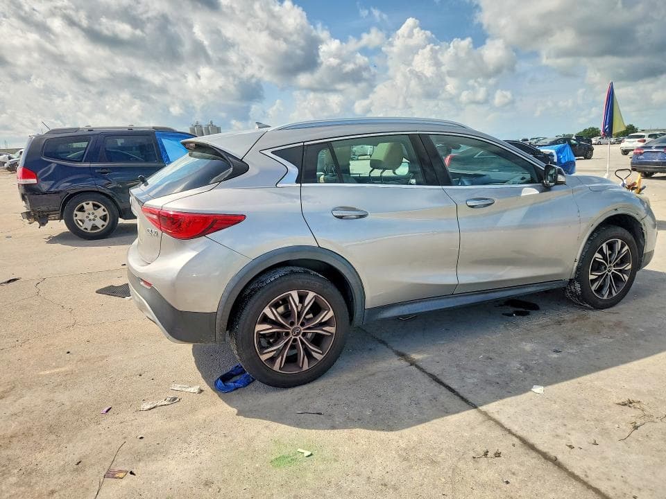 2019 INFINITI QX30 LUXE 3