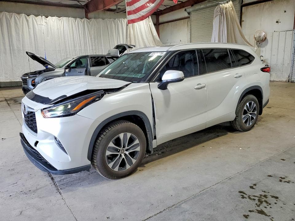 2022 TOYOTA HIGHLANDER XLE - 1