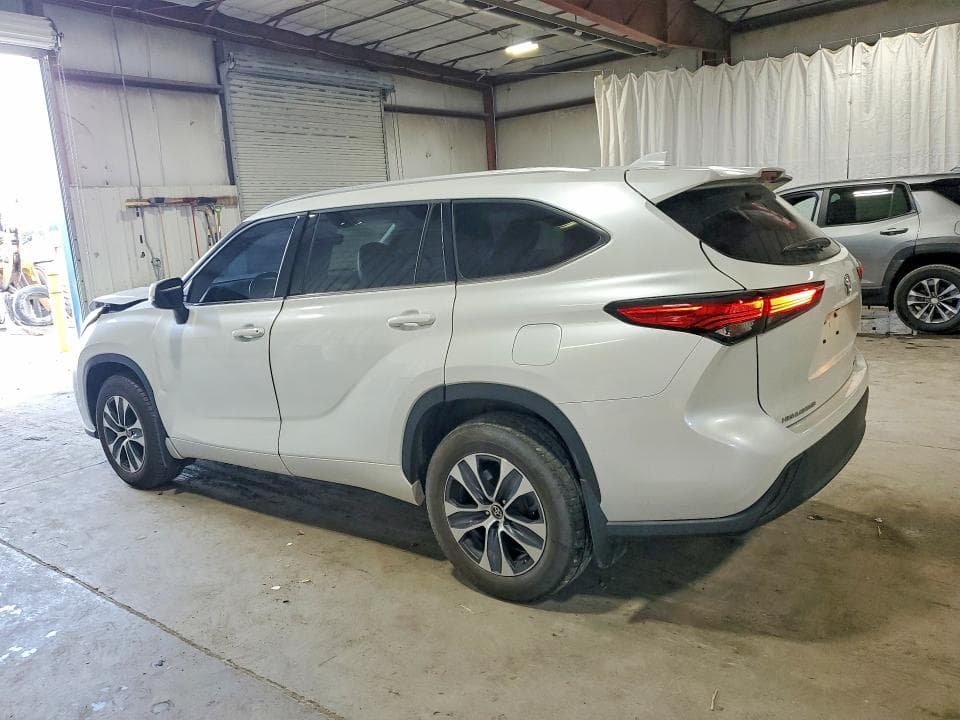 2022 TOYOTA HIGHLANDER XLE 2