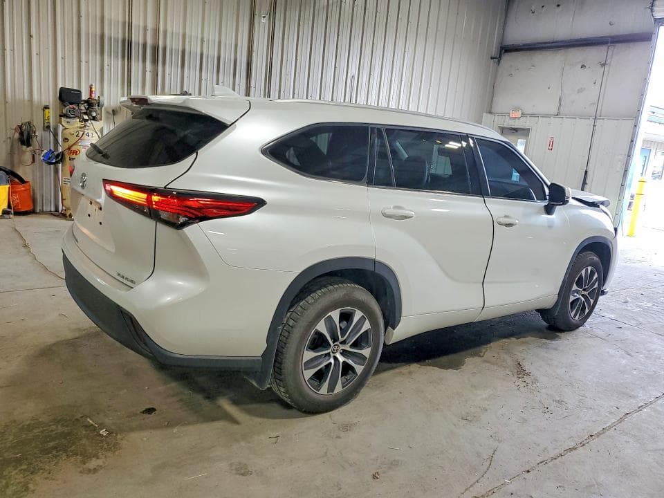 2022 TOYOTA HIGHLANDER XLE 3