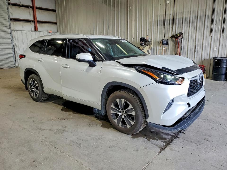 2022 TOYOTA HIGHLANDER XLE 4