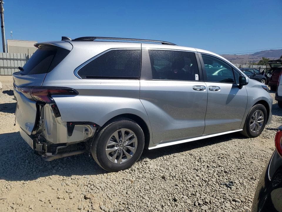 2025 TOYOTA SIENNA XLE 7-PASSENGER 3