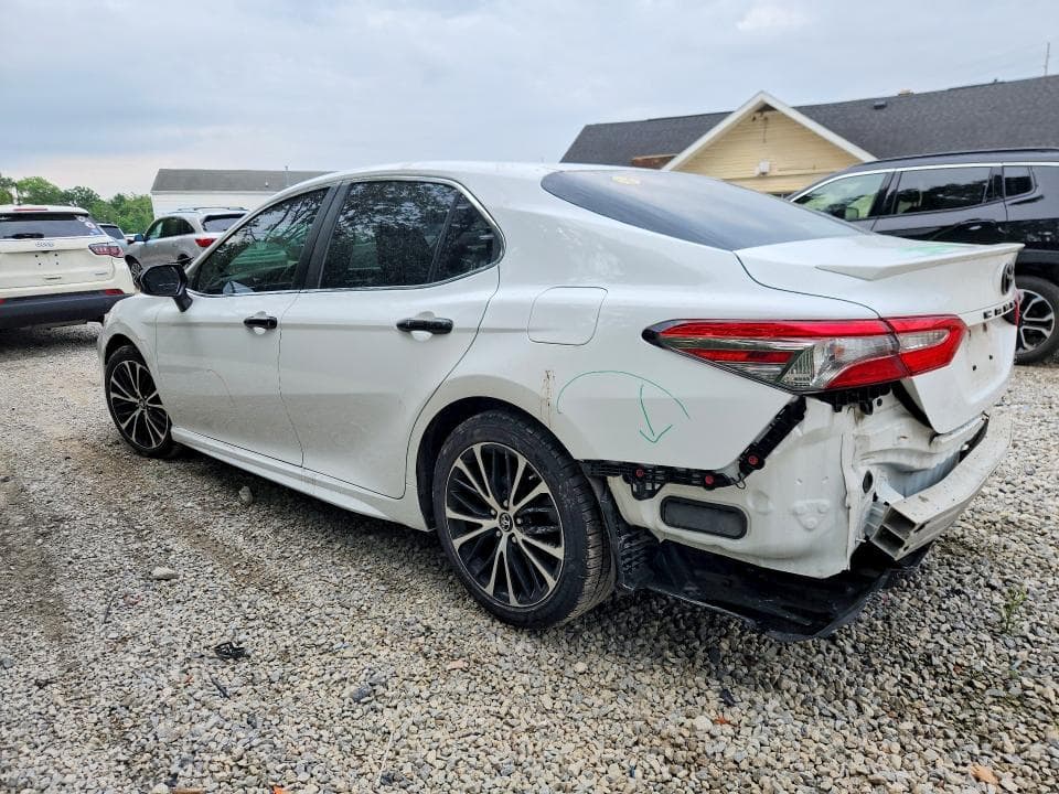 2018 TOYOTA CAMRY SE 2