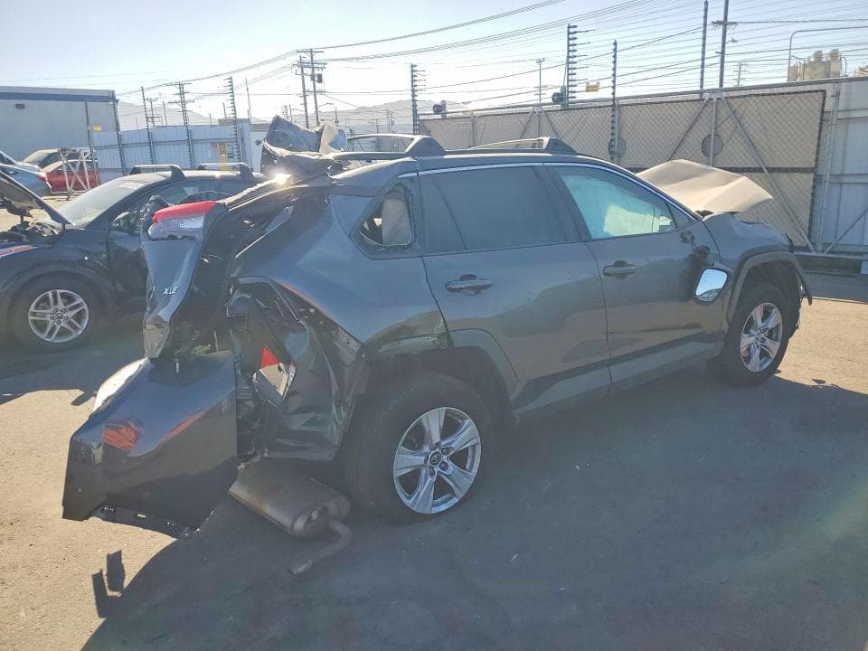 2020 TOYOTA RAV4 XLE 3