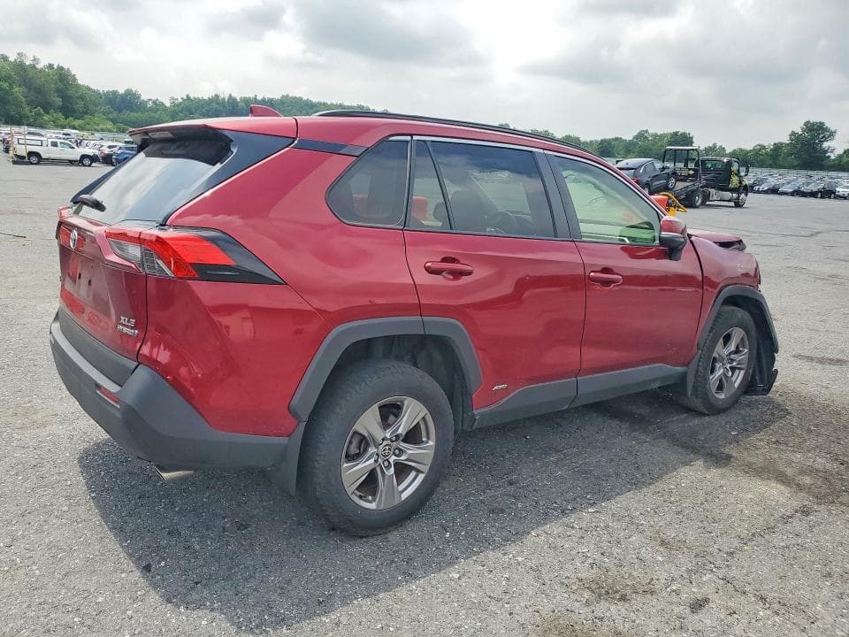 2022 TOYOTA RAV4 XLE 3
