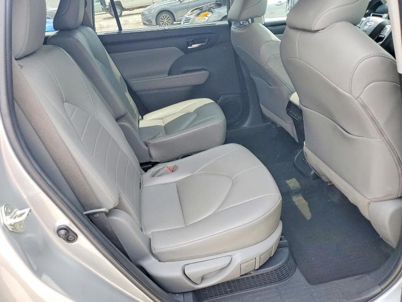 2020 TOYOTA HIGHLANDER HYBRID XLE 11