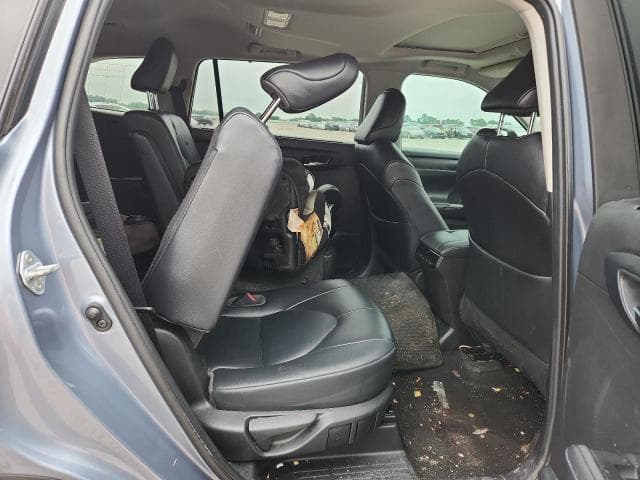 2021 TOYOTA HIGHLANDER XLE 11