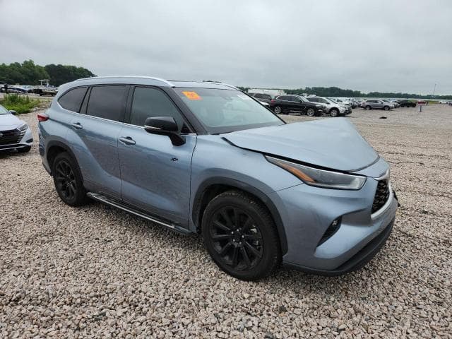 2021 TOYOTA HIGHLANDER XLE 4