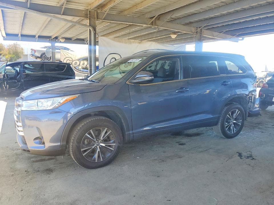 2018 TOYOTA HIGHLANDER LE - 1