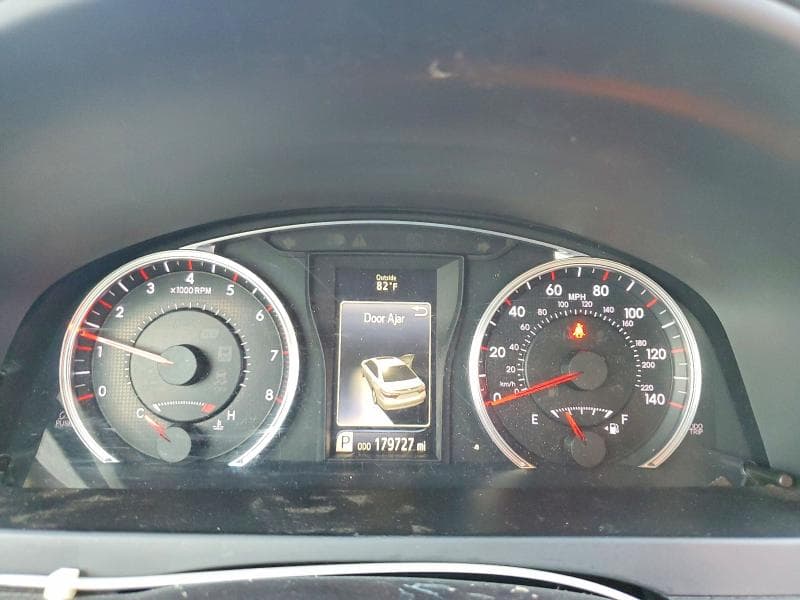 2016 TOYOTA CAMRY SE 9