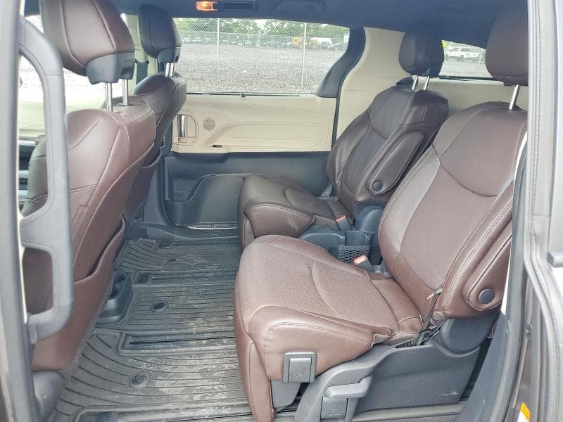 2023 TOYOTA SIENNA PLATINUM 7-PASSENGER 11